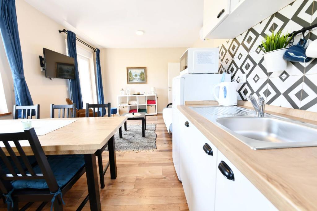 Kuchyňa alebo kuchynka v ubytovaní Apartmani Zagi