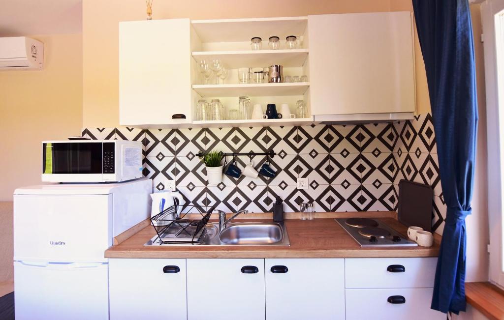 Kuchyňa alebo kuchynka v ubytovaní Apartmani Zagi