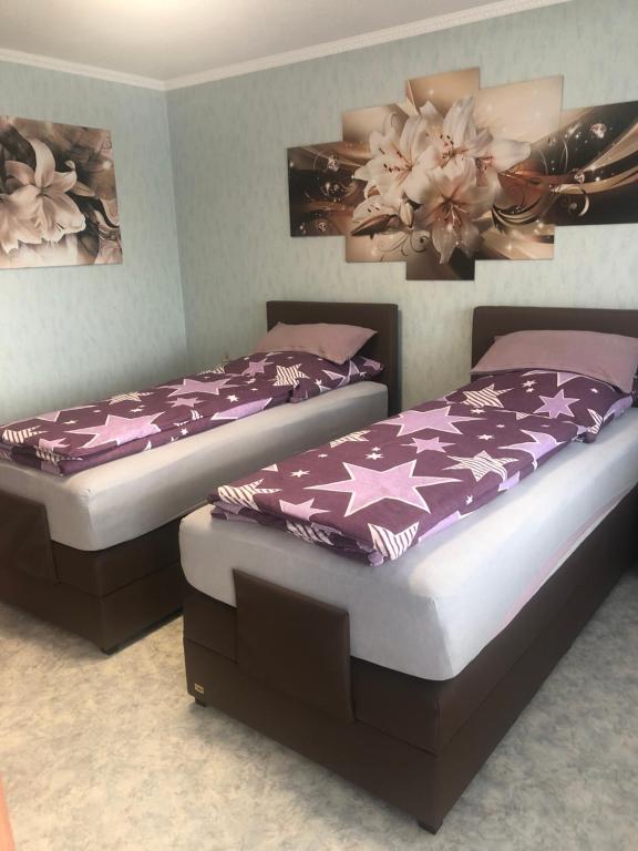 dos camas sentadas una al lado de la otra en un dormitorio en Berta, en Neunkirchen