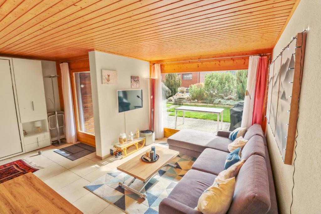 uma sala de estar com um sofá e uma mesa em Superbe appartement avec parking couvert gratuit em Lens