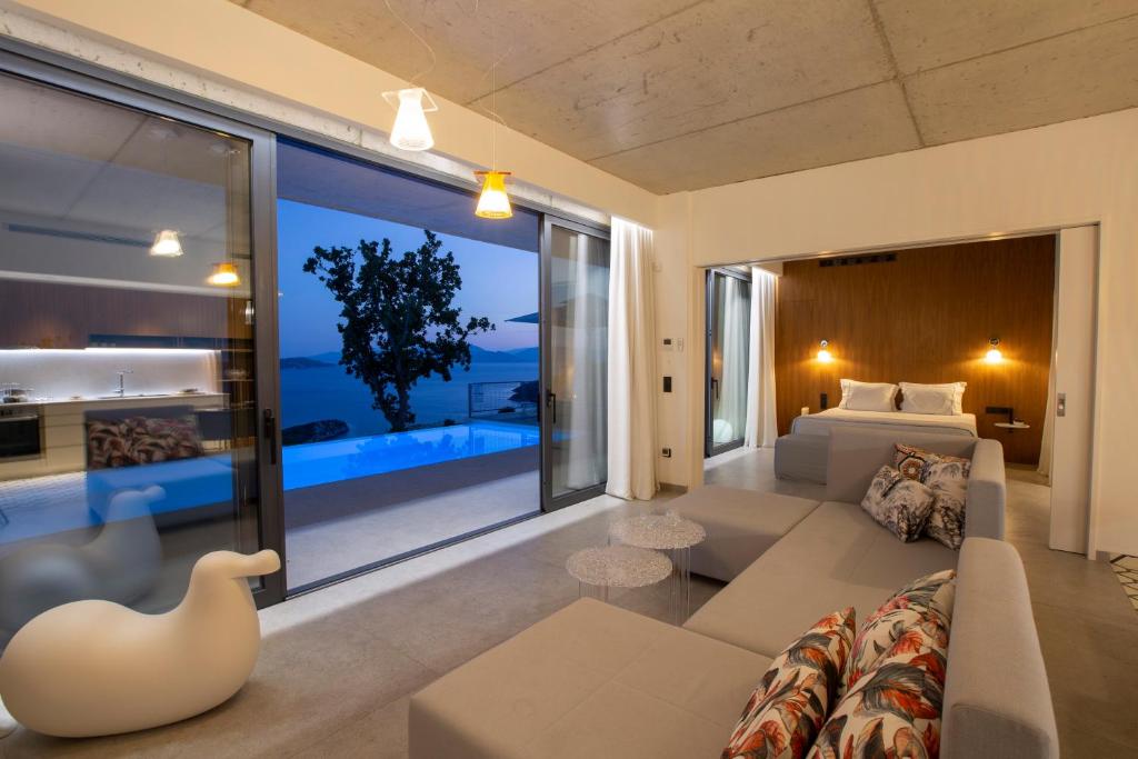 Posteľ alebo postele v izbe v ubytovaní Villa Sirina of BLUE CAVES complex with amazing view gurantees calm and mind relaxation
