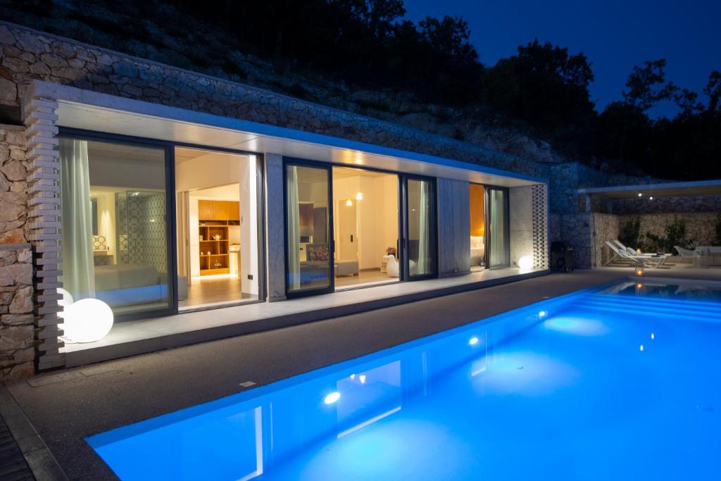 Bazén v ubytovaní Villa Sirina of BLUE CAVES complex with amazing view gurantees calm and mind relaxation alebo v jeho blízkosti