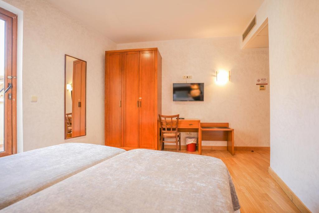 Postel nebo postele na pokoji v ubytování Hotel Granada Centro