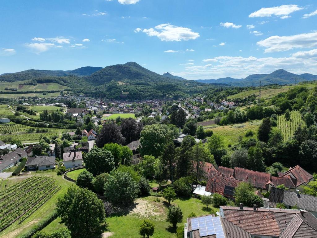 una vista aérea de un pequeño pueblo en las montañas en Hotel Berghof, en Albersweiler
