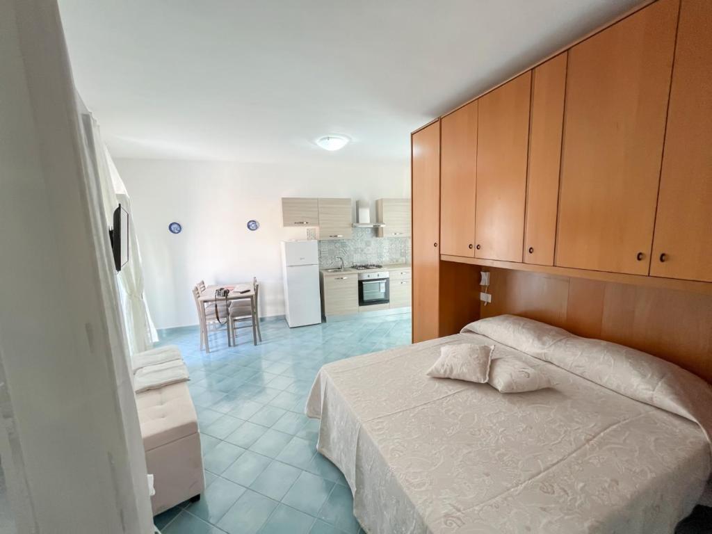 una camera con letto e cucina di Residence Terme Belliazzi- Isola d'Ischia a Ischia
