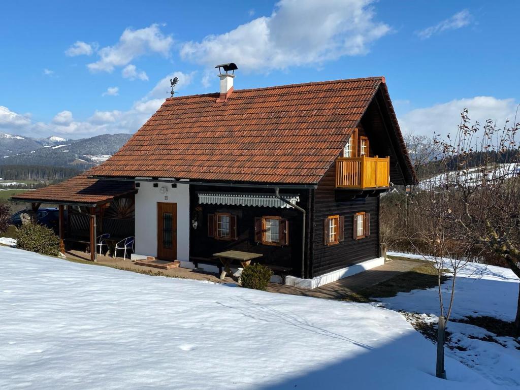 ein Haus mit einem Vogel auf dem Dach im Schnee in der Unterkunft Troadkastn Familie Fritz in Passail
