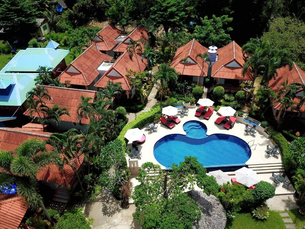 einen Luftblick auf ein Resort mit einem Pool in der Unterkunft Boonya Resort Koh Chang in Ko Chang