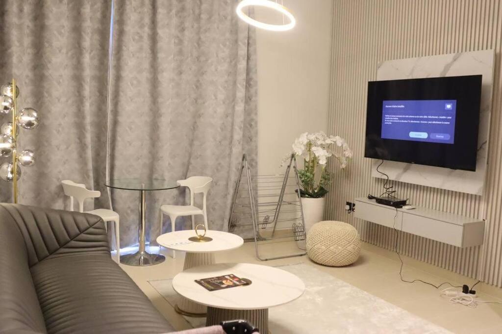 TV a/nebo společenská místnost v ubytování Freshly Built Burj Khlifa view Exquisite 1BD with Balcony