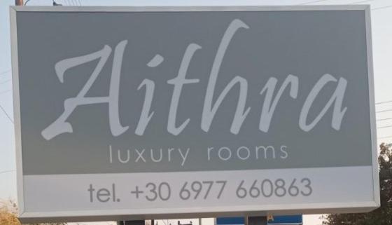 duży znak z napisem kirsch luxury rooms w obiekcie Aithra w mieście Paradisos