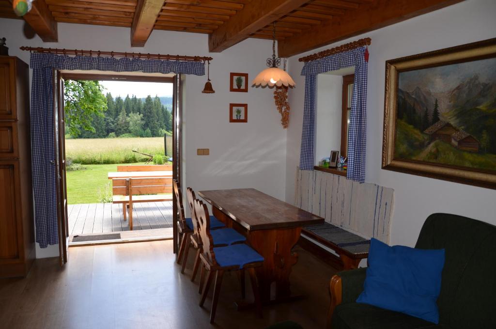 ein Esszimmer mit einem Tisch und einer Glasschiebetür in der Unterkunft Chalupa Rejvíz in Rejvíz
