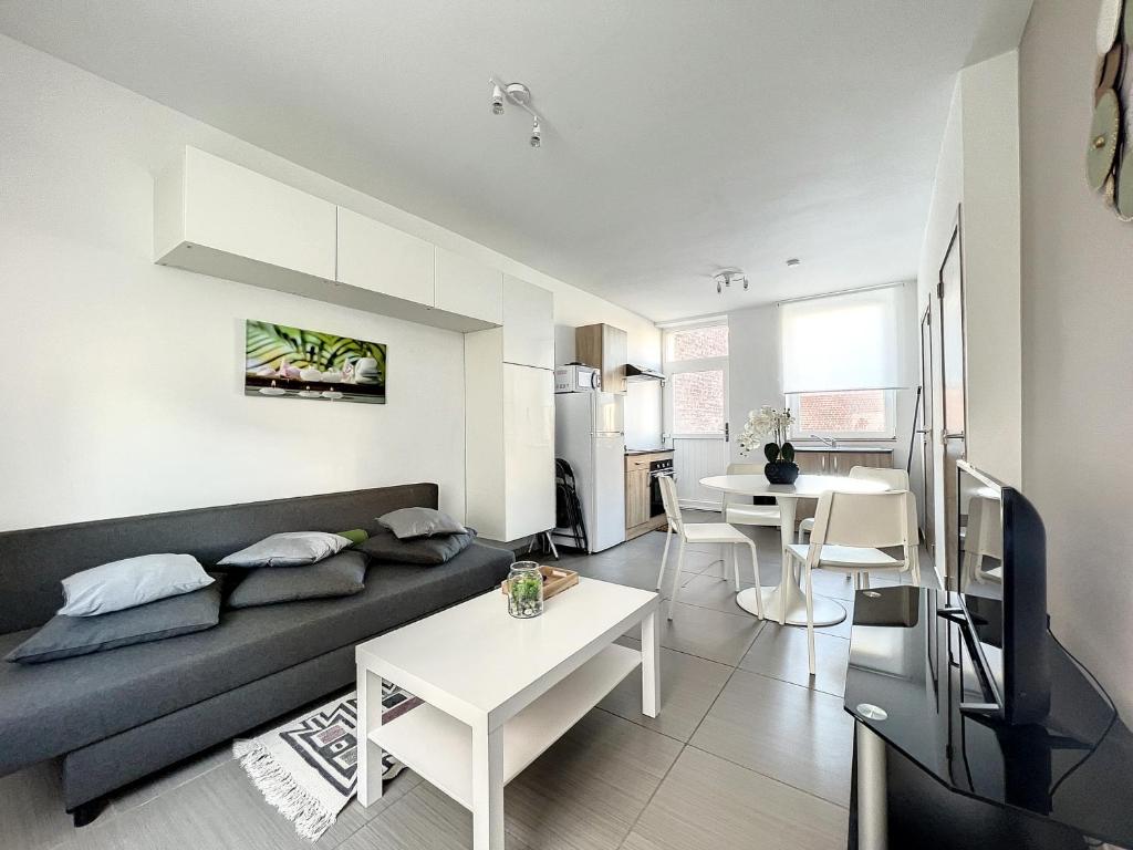 uma sala de estar com um sofá e uma mesa em Robert 20 Brussels-charleroi-airport em Charleroi