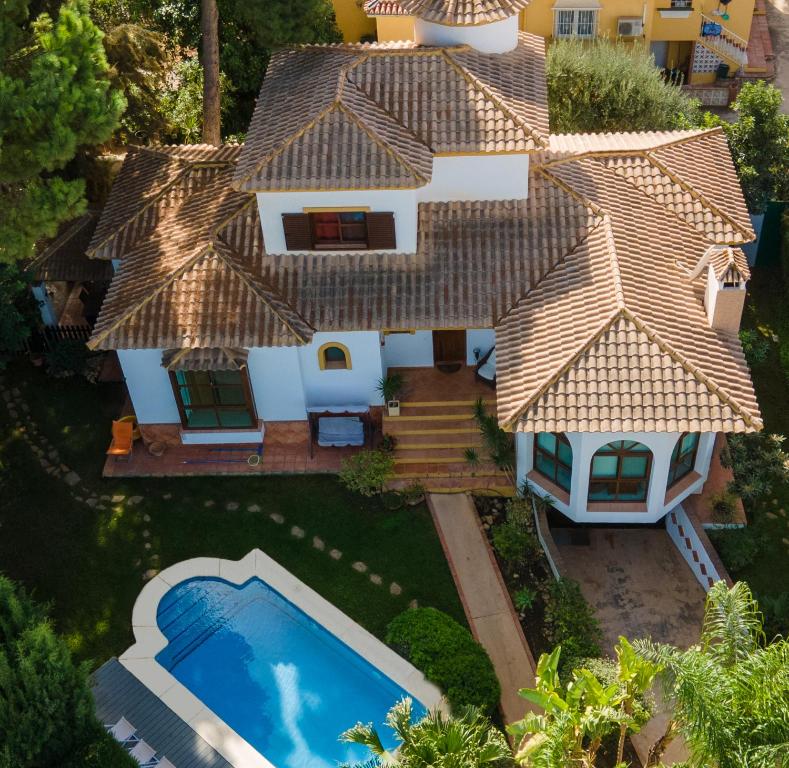 een luchtzicht op een huis met een zwembad bij TESS Villa Rio Nilo in Alhaurín de la Torre