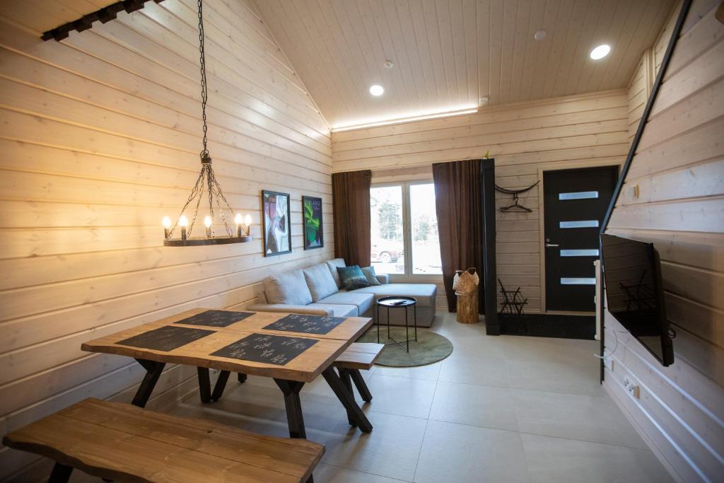 ein Wohnzimmer mit einem Tisch und einem Sofa in der Unterkunft LOIMU in Äkäslompolo