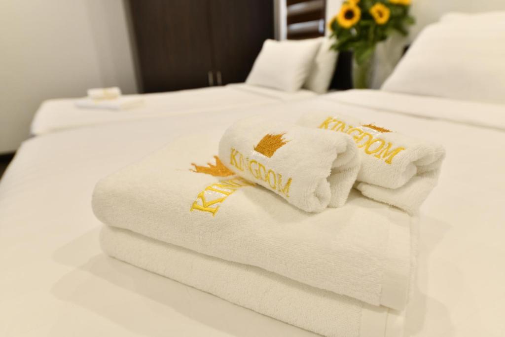 Postel nebo postele na pokoji v ubytování Kingdom Hotel Hanoi