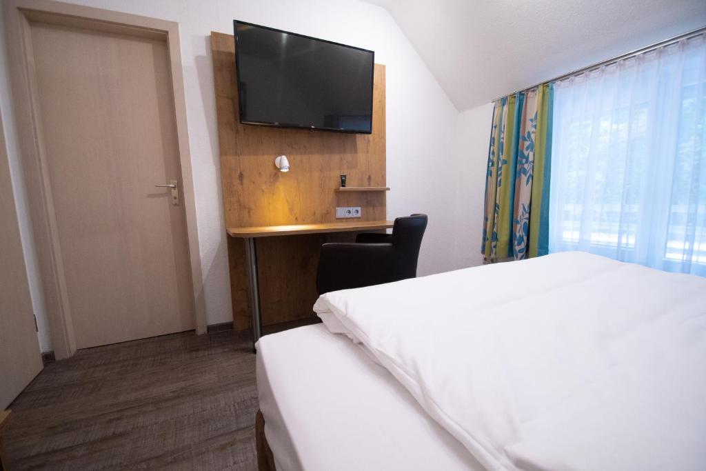 Postel nebo postele na pokoji v ubytování Taste Smart Hotel Backnang