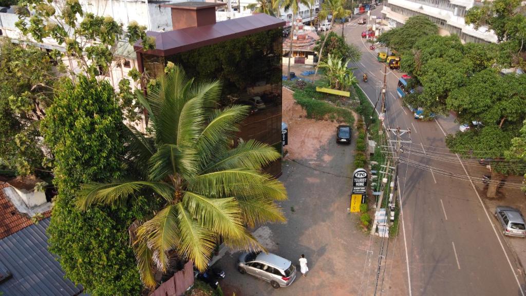 uma vista sobre uma rua da cidade com uma palmeira em PPG HOMES em Ernakulam