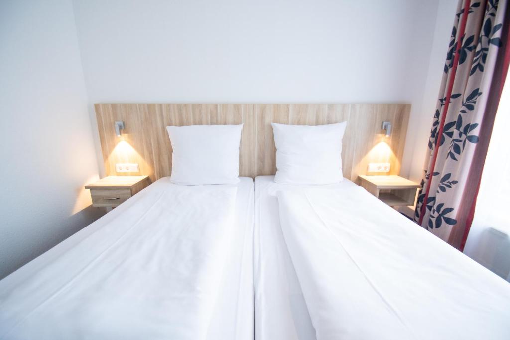 Postel nebo postele na pokoji v ubytování Taste Smart Hotel Backnang