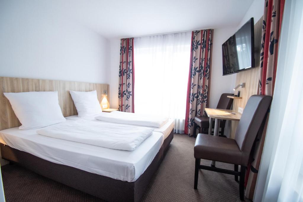 Postel nebo postele na pokoji v ubytování Taste Smart Hotel Backnang