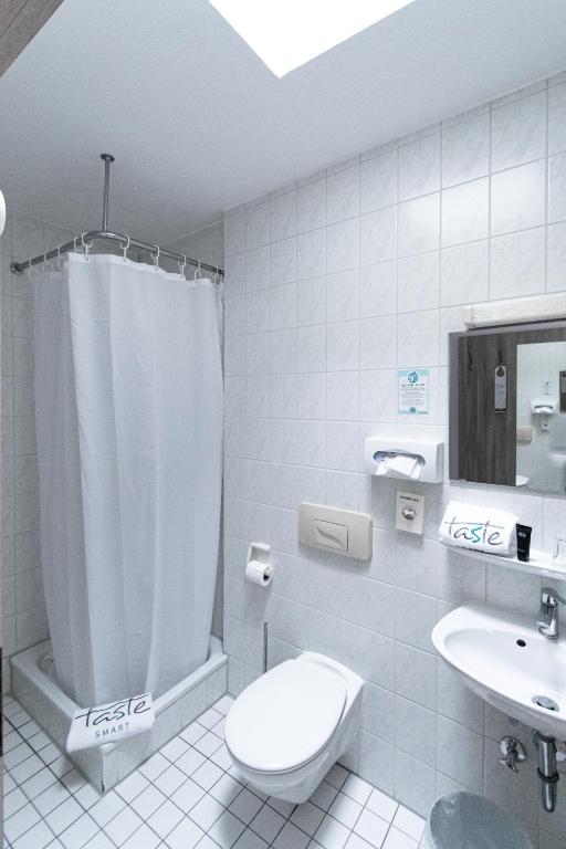 Koupelna v ubytování Taste Smart Hotel Backnang