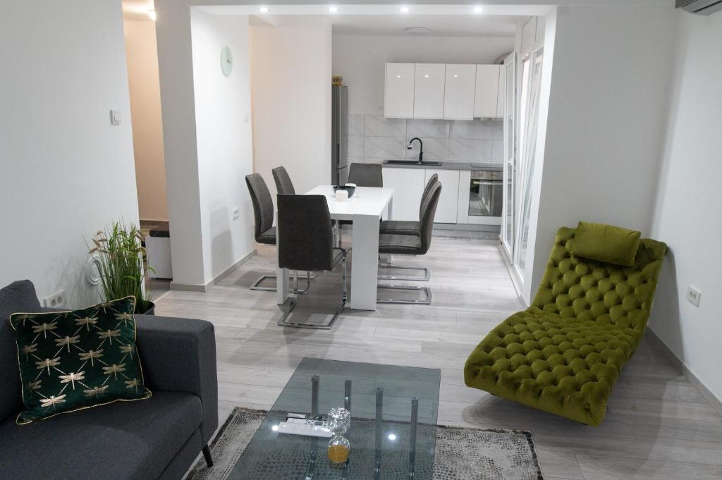 斯拉沃尼亞布羅德的住宿－Apartman Škrinjar，客厅配有沙发和桌椅