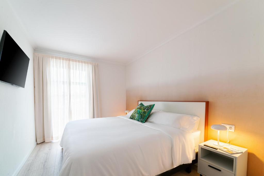 A bed or beds in a room at Morar Ourense