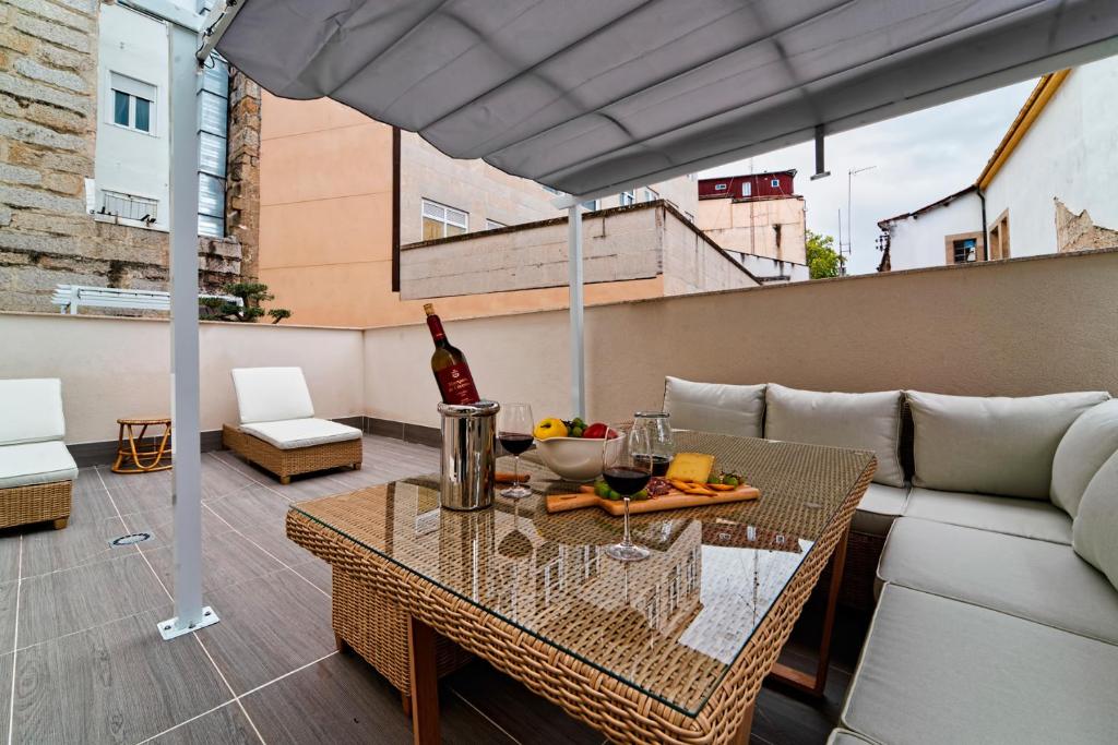 A seating area at Morar Ourense