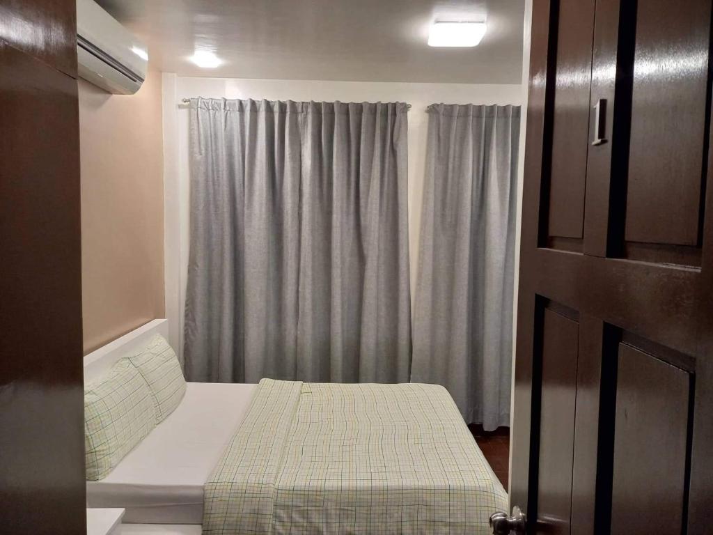 Postel nebo postele na pokoji v ubytování GLC SUITES