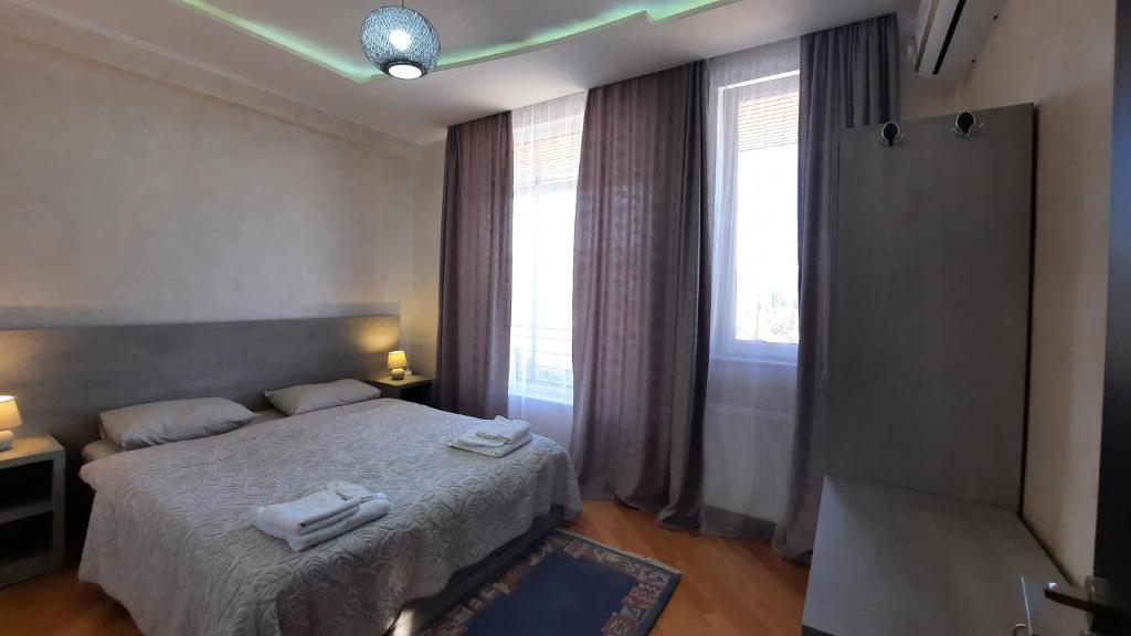 Llit o llits en una habitació de Makos Guest House