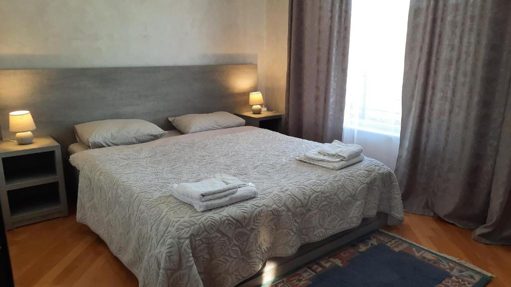 Llit o llits en una habitació de Makos Guest House