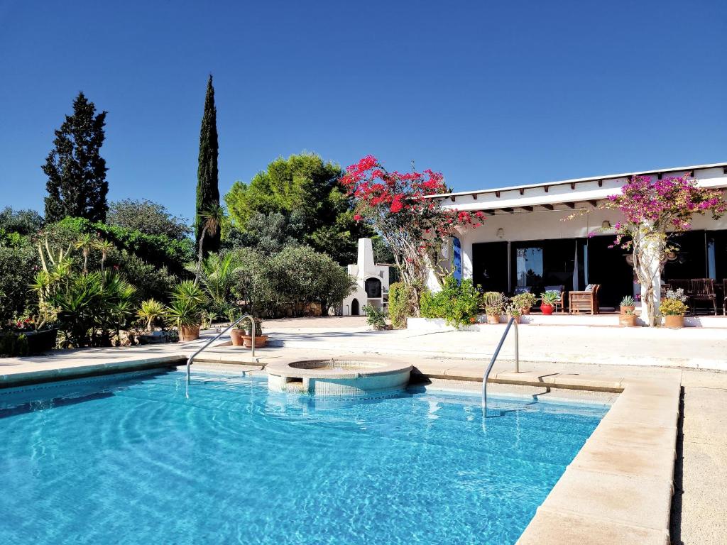 a swimming pool in front of a building at LOS MORALICOS AGUA AMARGA in Agua Amarga