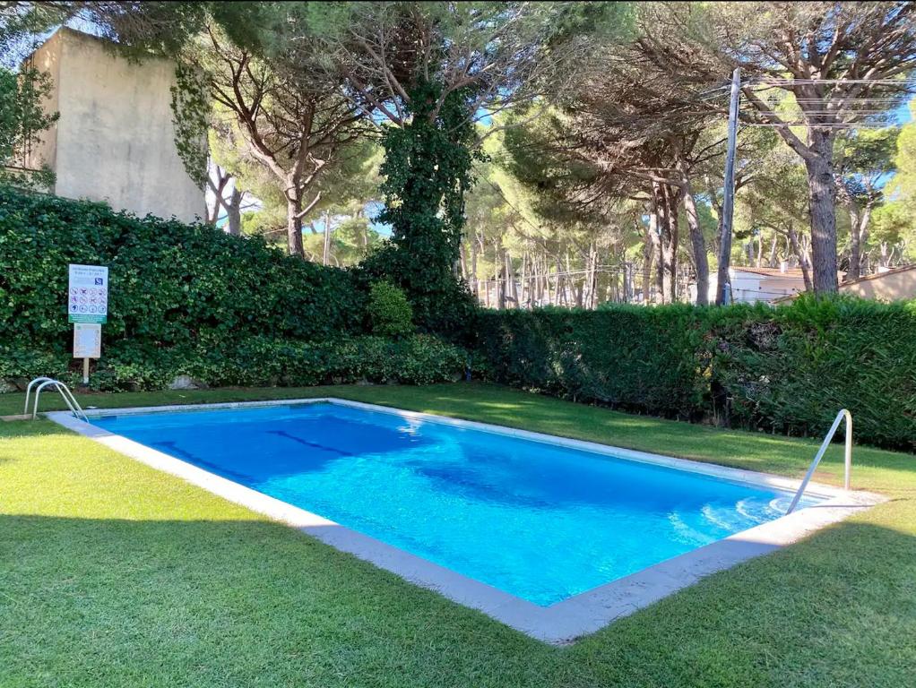 una pequeña piscina azul en un patio en Melis Mar - Apartamento con vistas en Pals, en Pals