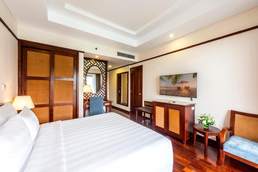 Phòng Deluxe Có Giường Cỡ Queen - Vé Vào Công Viên Giải Trí VinWonders
