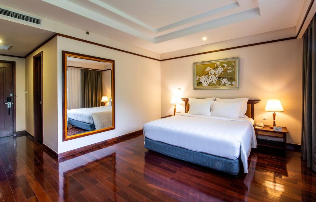 Phòng Grand Deluxe Có Giường Cỡ Queen - Vé Vào Công Viên Giải Trí VinWonders