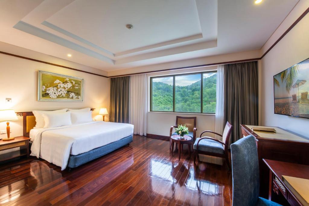 Phòng Grand Deluxe Có Giường Cỡ Queen - Vé Vào Công Viên Giải Trí VinWonders