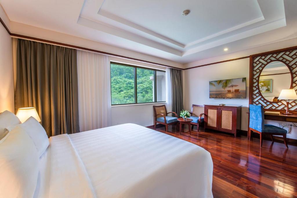 Phòng Deluxe Có Giường Cỡ Queen - Vé Vào Công Viên Giải Trí VinWonders