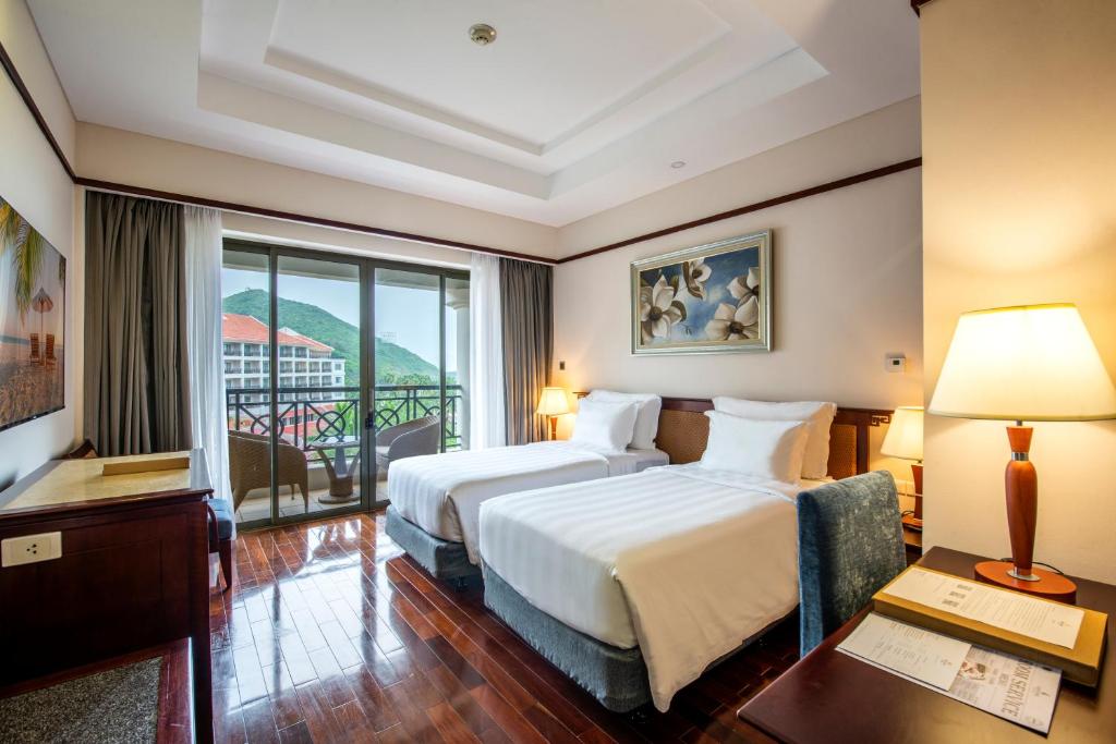 Phòng Deluxe 2 Giường Đơn - Vé Vào Công Viên Giải Trí VinWonders