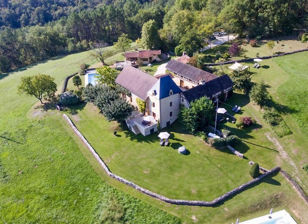 an aerial view of a large house on a green field at Domaine des Grands Bois Privatisé in Sergeac