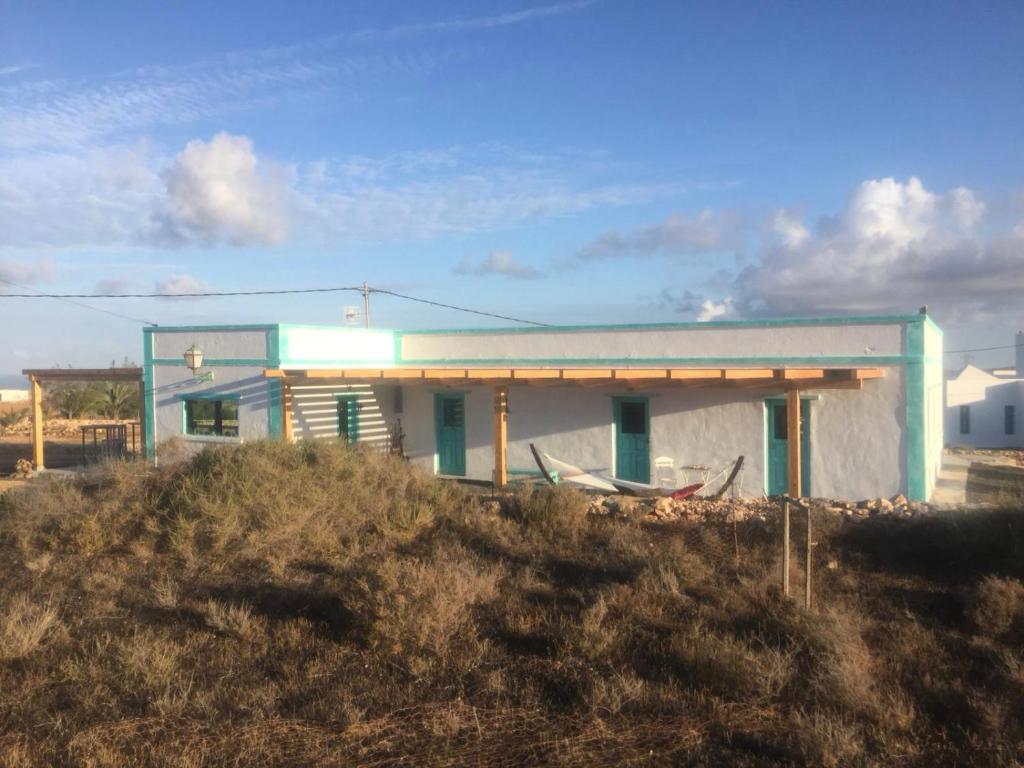 una pequeña casa en la playa con un campo en Tindaya Nature Home Ocean View en Tindaya