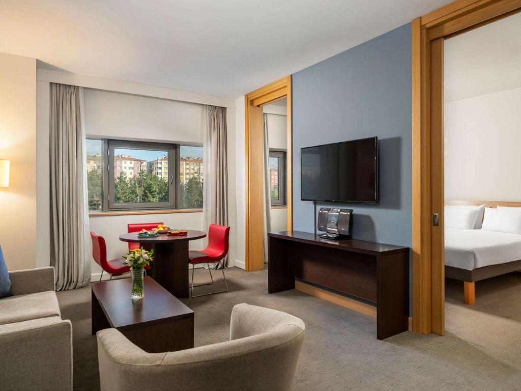 Uma TV ou centro de entretenimento em Novotel Kayseri