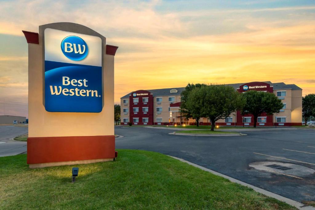 un panneau indiquant un hôtel du meilleur ouest dans un parking dans l'établissement Best Western Governors Inn and Suites, à Wichita