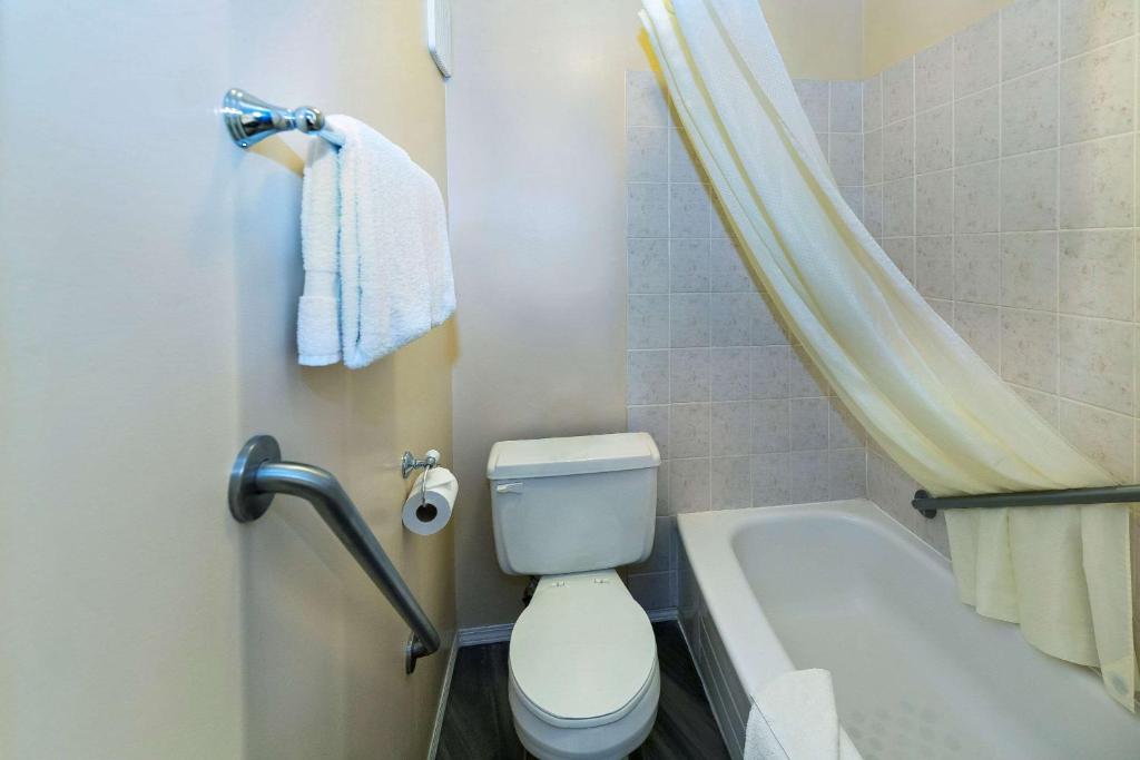 Koupelna v ubytování Econo Lodge