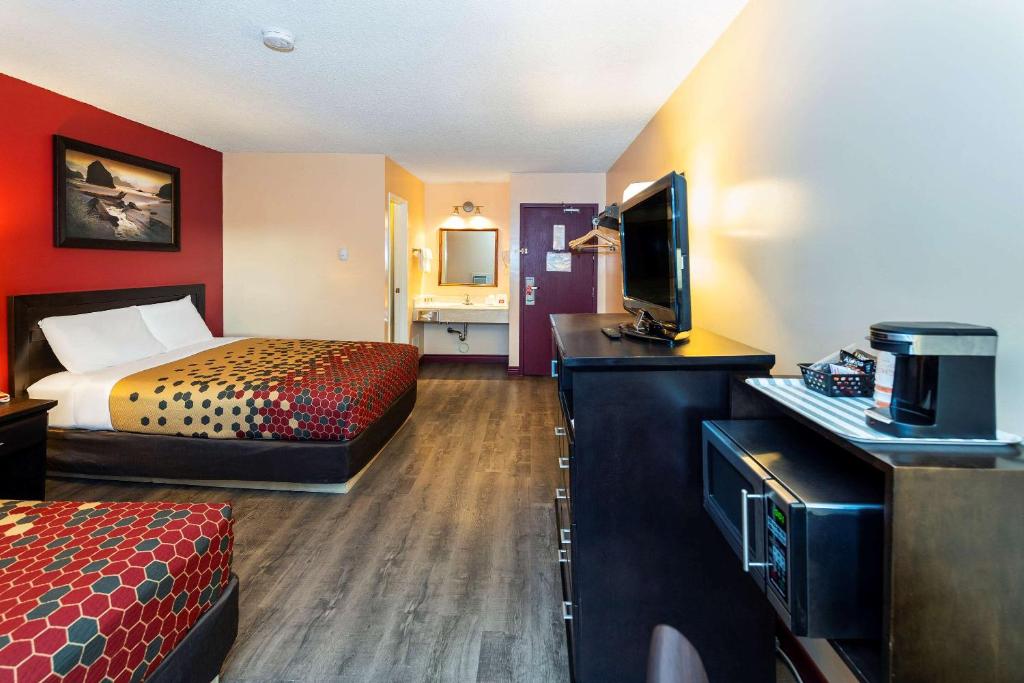 TV a/nebo společenská místnost v ubytování Econo Lodge