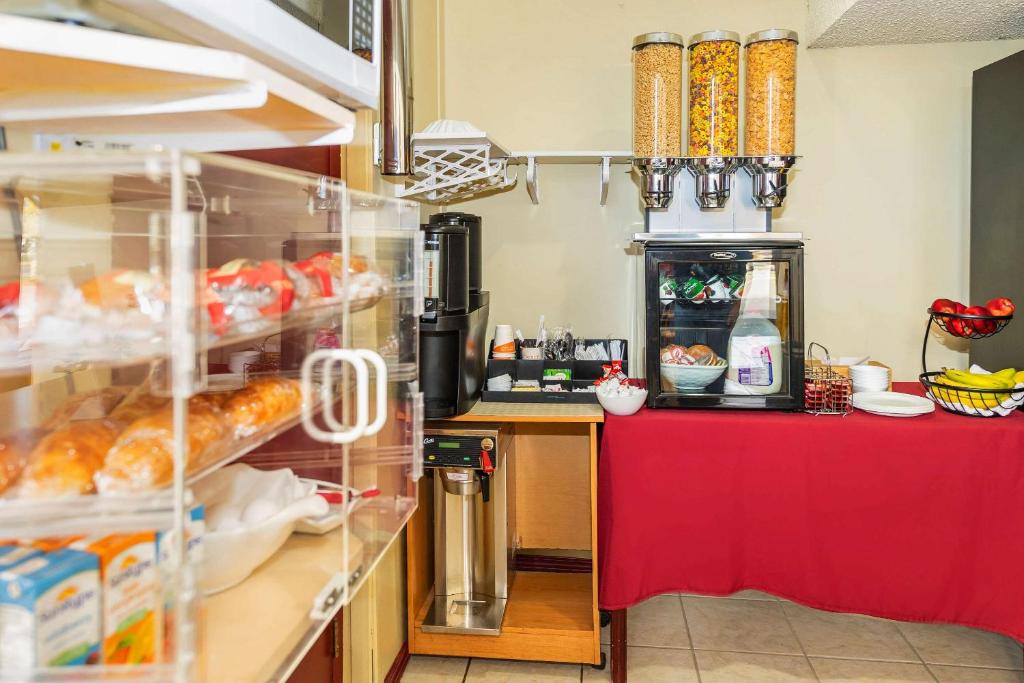 Kuchyň nebo kuchyňský kout v ubytování Econo Lodge