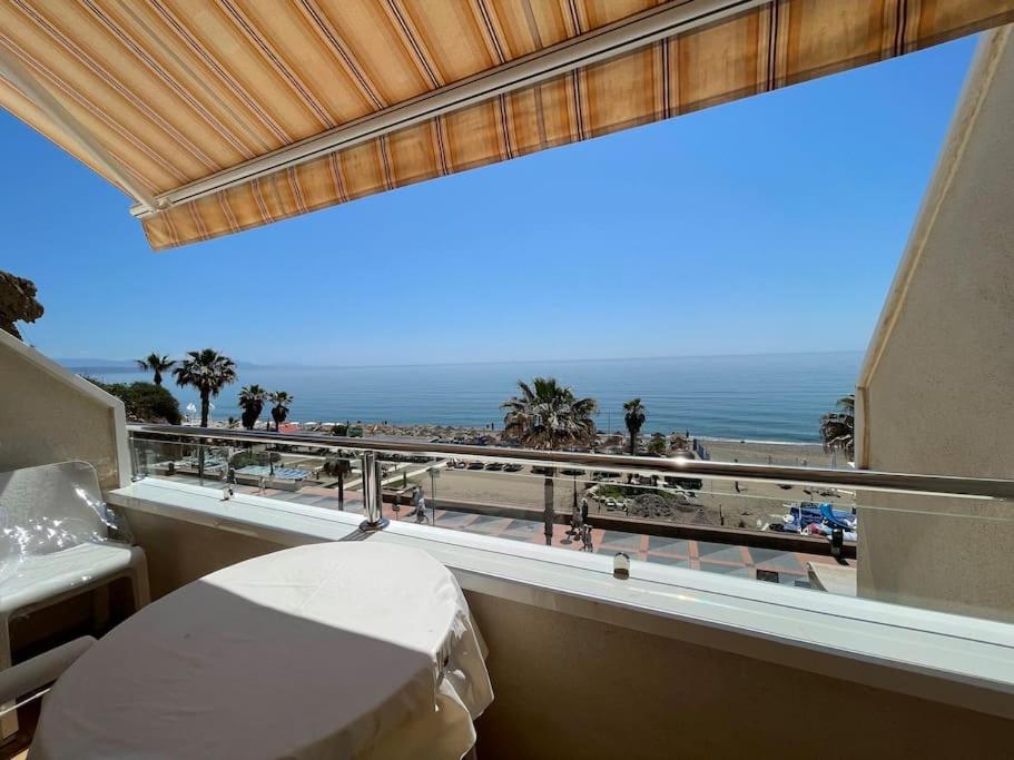 Cette chambre dispose d'un balcon avec vue sur la plage. dans l'établissement Apartamento Calma Chica, à Torremolinos