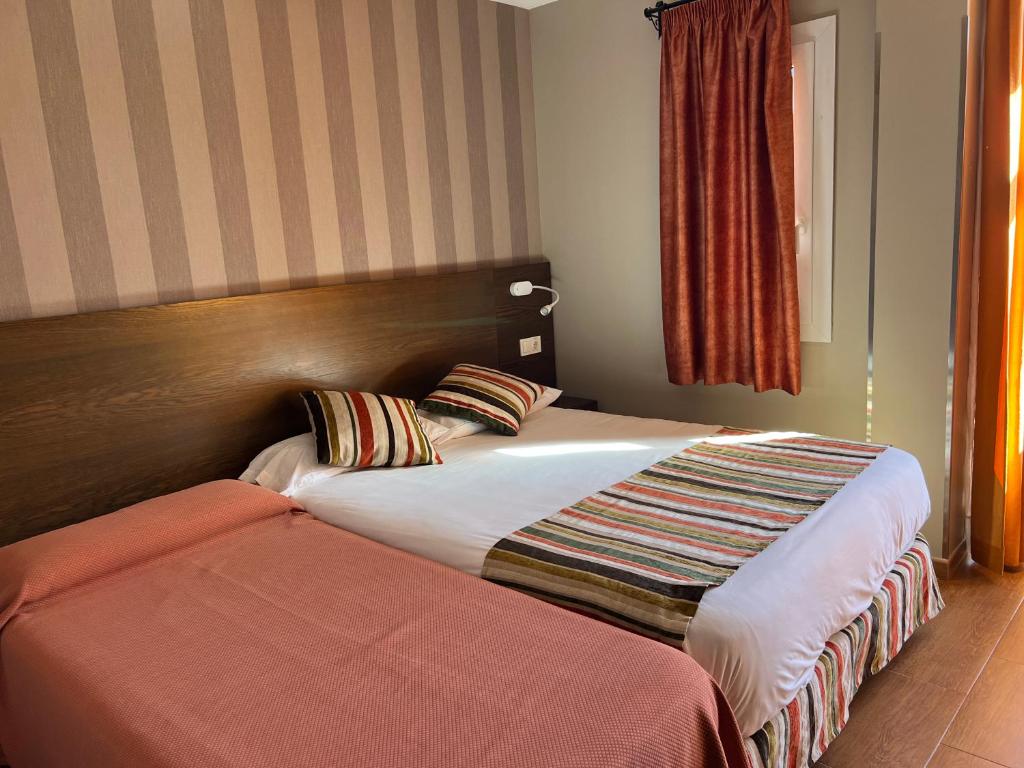Hostal Los Coronales - Double Room With Extra Bed