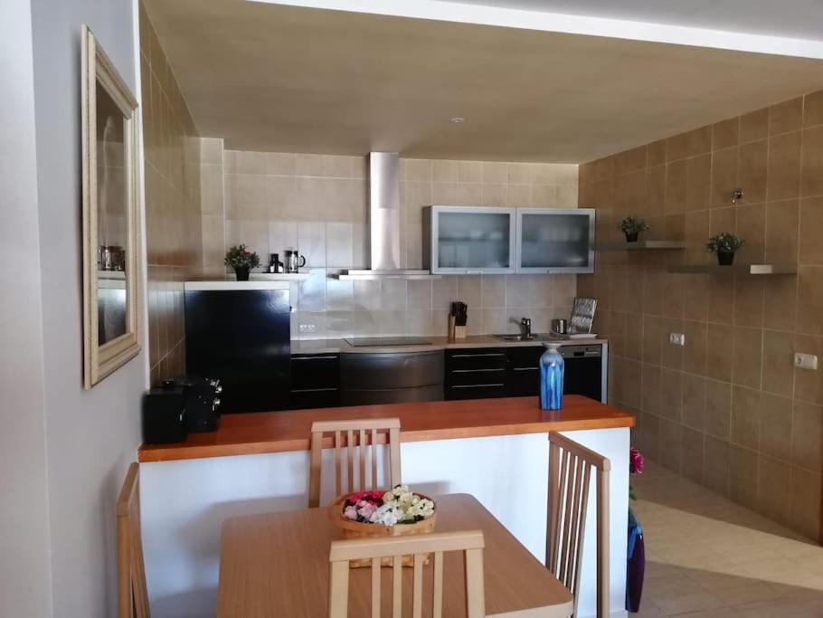 Kuchyňa alebo kuchynka v ubytovaní Apartamento grande en el Puerto Marina del Este (La Herradura-Almuñecar)