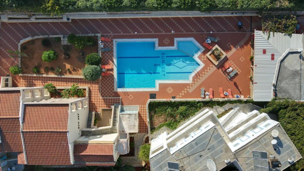 Bazén v ubytování Sunset Apartments nebo v jeho okolí