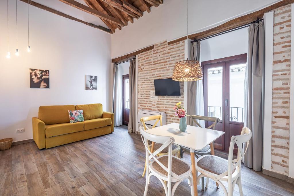 TV a/nebo společenská místnost v ubytování Apartamentos Boutique Granada Albaicín 3000