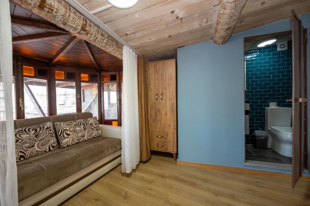 伊斯坦布尔Taksim Antique Hotel的带沙发和卫生间的客厅