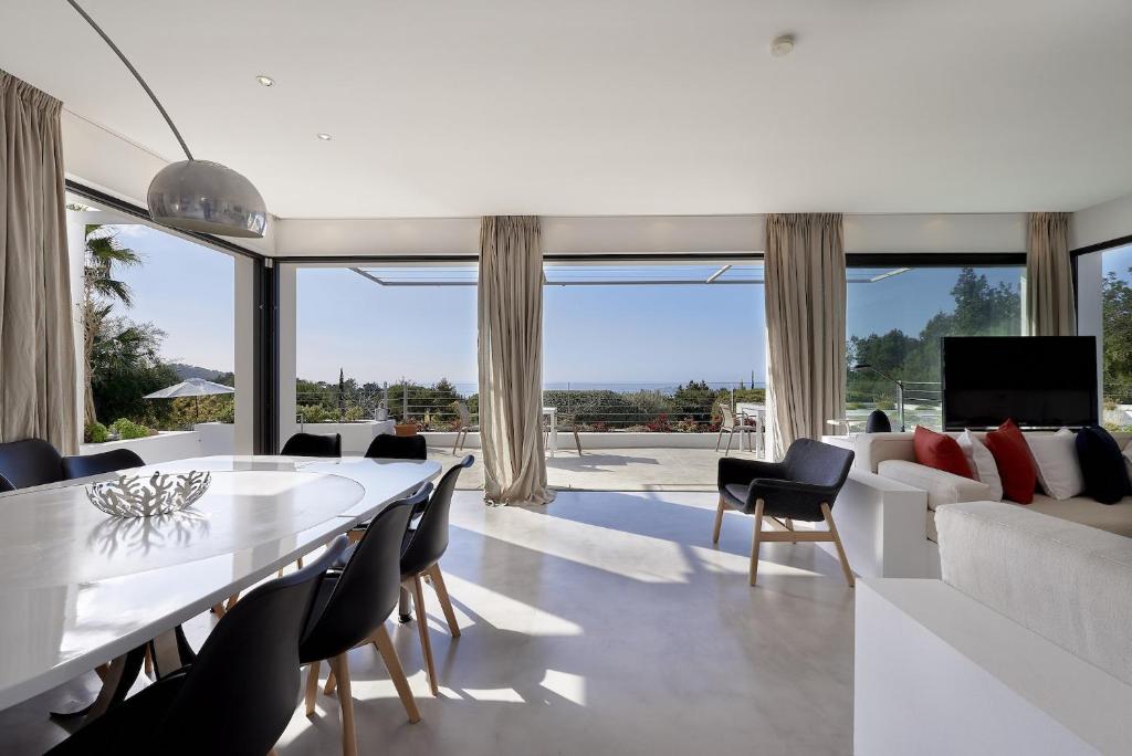 Posezení v ubytování Deluxe Ibizan Retreat Stunning Sea Views Can Juana 6 Bedroom A Short Drive To The Beach San Jose